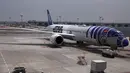 Badan luar pesawat juga dihiasi dengan tema Star Wars di Bandara Changi, Singapura, Kamis (12/11/2015).  Tur Star wars kali ini bertema All Nippon Airways ANA R2D2. (REUTERS/Edgar Su)
