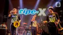 Penampilan enerjik Tipe-X di atas panggung mendapat antusiasme tinggi para penggemarnya. Sepanjang penampilan, Tipe-X tak berhenti bergoyang pogo mengikuti alunan musik yang disuguhkan.(Liputan6.com/Faizal Fanani)