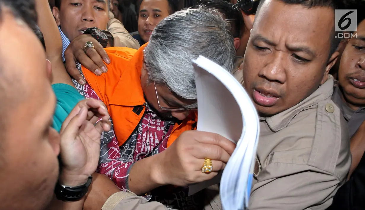 Gubernur Sulawesi Tenggara Nur Alam usai menjalani pemeriksaan di gedung KPK, Jakarta, Rabu (5/7). (Liputan6.com/Helmi Afandi)