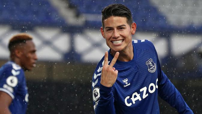 Gelandang Everton, James Rodriguez, merayakan gol yang dicetaknya ke gawang Brighton pada laga lanjutan Liga Inggris di Stadion Goodison Park, Sabtu (3/10/2020) malam WIB. Everton menang 4-2 atas Brighton. (AFP/Jan Kruger/pool)