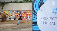 Warga melihat mural yang menghiasi tembok dalam acara Mural Cikini Project #1 di Taman Plaza Teater Besar, Taman Ismail Marzuki, Jakarta, Jumat (23/8/2019). Project #1/Mural Cikini yang diikuti oleh 4 seniman digelar dalam rangka menata estetika ruang publik. (Liputan6.com/Faizal Fanani)