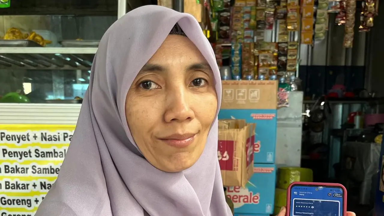 Nany Andryani Permana (48) Pakai Aplikasi BRImo untuk Bayar Sekolah Anak