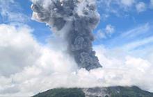 FOTO: Penampakan Erupsi Gunung Ibu di Maluku Utara, Semburkan Abu Vulkanik Setinggi 1.500 Meter