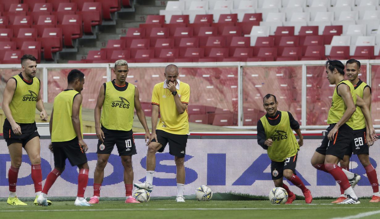 Asisten Pelatih Persija, Antonio Claudio, memperhatikan pemainnya saat latihan di SUGBK, Jakarta, Jumat (2/8). Jelang menghadapi Arema FC, Macan Kemayoran gelar latihan tertutup. (Bola.com/YoppyRenato)