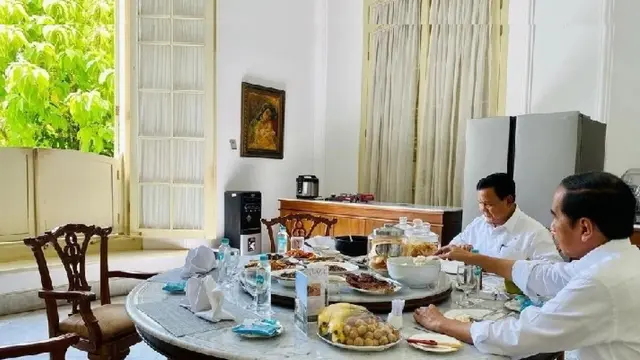 Menteri Pertahanan (Menhan) Prabowo Subianto makan siang bersama Presiden Joko Widodo di Istana Bogor, Minggu, 18 Juni 2023. (Instagram @prabowo)