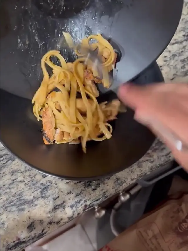 Ekspresi Suami Aurelie Moeremans saat Lihat Pastanya Dimakan Istri (credit: instagram/aurelie)