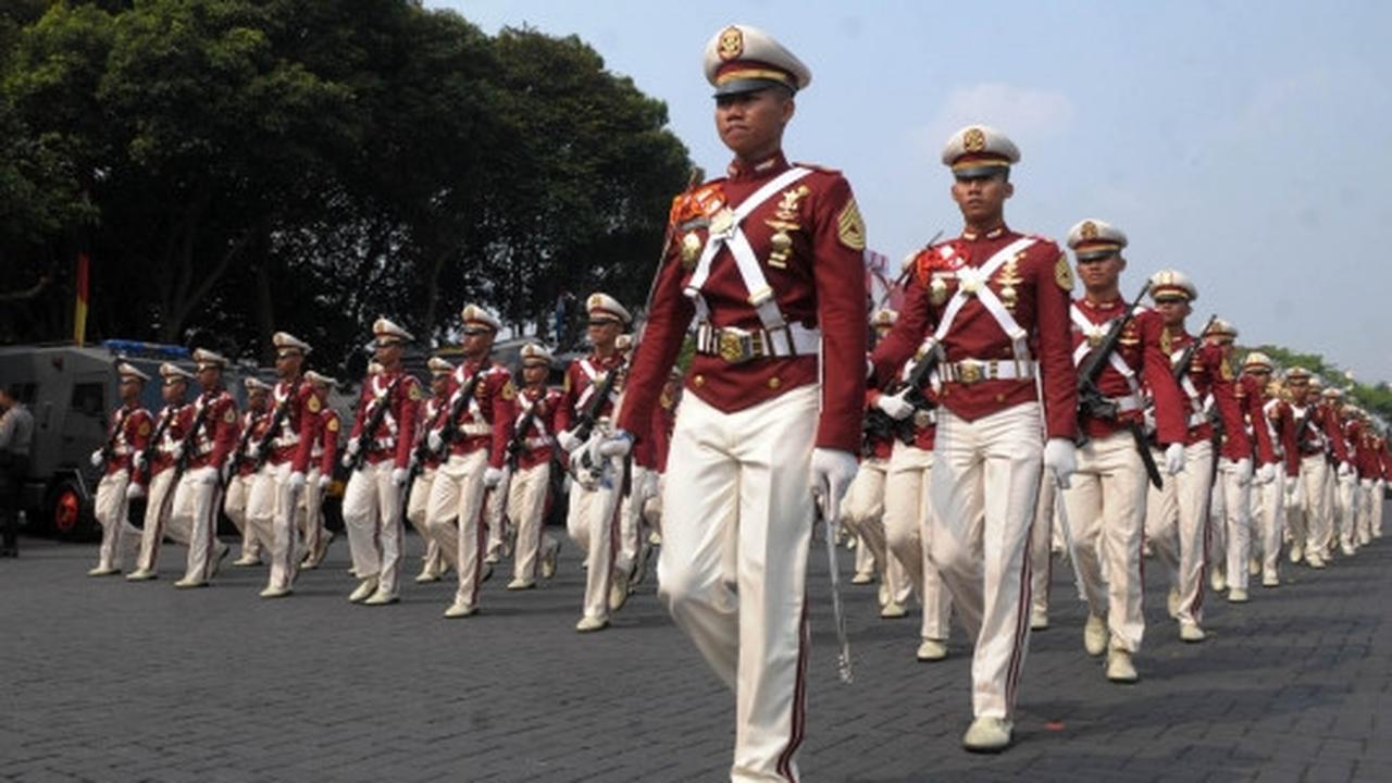 Ribuan polisi bersenjata laras panjang peringati Hari Bhayangkara