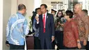 Suasana saat Presiden Jokowi meninjau Ruang Pelayanan Terpadu di Kementerian Luar Negeri, Jakarta, Senin (12/2). Ruang Pelayanan Terpadu melayani pembuatan paspor, legalisasi dokumen, perizinan tinggal orang asing dan lainnya. (Liputan6.com/Angga Yuniar)