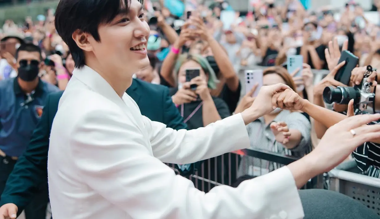 Netizen mengungkapkan keterkejutannya dengan penampilan Lee Min Ho yang dianggap lebih berisi dari biasanya hingga membuat fans merasa gemas. (Foto: Instagram/ merzaesthetics_th)