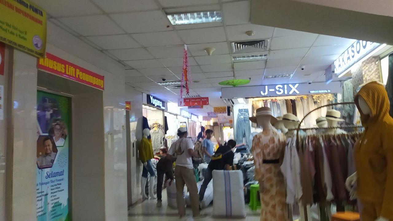 "Awalnya ada mesin debet, cuma ya karena jarang terpakai jadi transfer pakai QR code BCA, rata-rata banyak yang pakai BCA,"