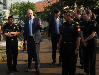 Menteri Imigrasi Australia, Peter Dutton (tengah) saat mengunjungi satuan K-9 Dirjen Bea Cukai Kementerian Keuangan di Jakarta, Kamis (19/11/2015). Kunjungan ini untuk mempererat hubungan pemberantasan peredaran narkoba. (Liputan6.com/Helmi Fithriansyah)