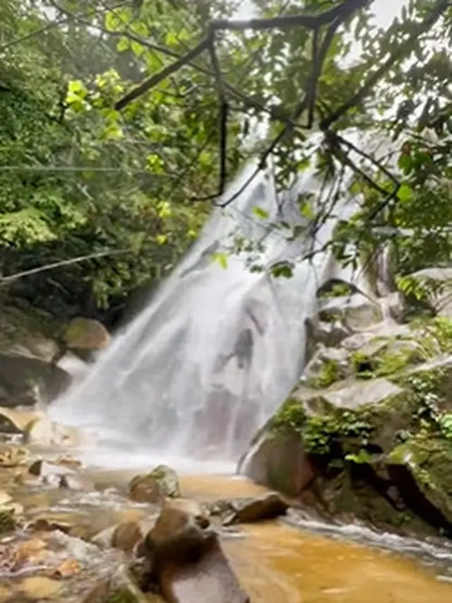 Bikin Merinding, Pria Ini Rekam Sosok Wanita Misterius di Balik Air Terjun