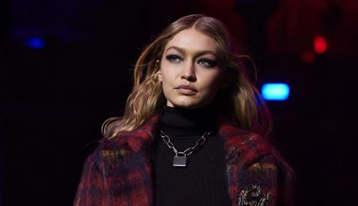 Terlihat tidak terima, Gigi Hadid pun membalas cuitan tersebut. Ia mengatakan bahwa dirinya tidak suka untuk memperhatikan Laura. Bahkan, Gigi menyebut Laura sangat bodoh. (AFP/Niklas Halle'n)