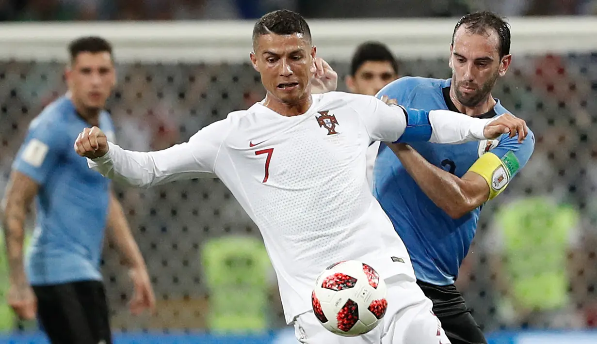Cristiano Ronaldo. Jika terpilih dalam skuat dan tidak cedera, bintang Portugal dengan 186 caps ini akan berpartisipasi untuk 5 edisi terakhir Piala Dunia mulai 2006 hingga 2022. Tampil dalam 17 laga, prestasi terbaiknya adalah membawa Portugal finis ke-4 pada edisi 2006. (AFP/Adrian Dennis)