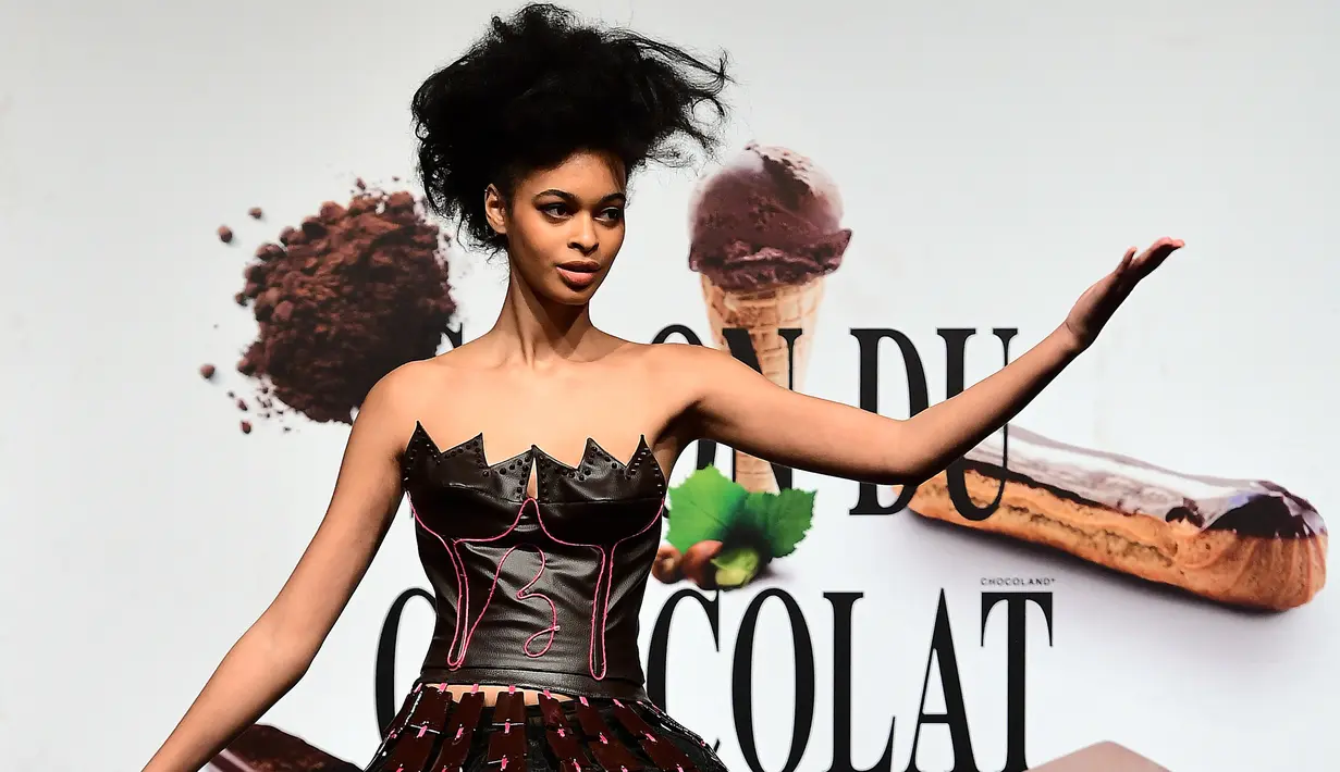 Seorang model mengenakan busana berbahan cokelat pada festival cokelat "Salon du Chocolat" di Ibu Kota Belgia, Brussels, Kamis (9/2). (AFP PHOTO/Emmanuel DUNAND)