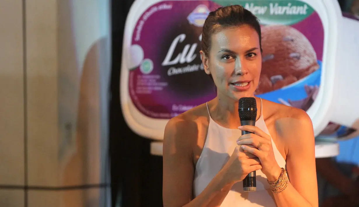 Seperti diketahui, anak pertama Eva Celia dari pernikahan sebelumnya dengan Indra Lesmana, telah merinstis kariernya di dunia hiburan. Selain menekuni musik seperti ayahnya, Eva juga terlibat dibeberapa sinetron dan film. (Nurwahyunan/Bintang.com)