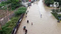 Akibatnya, sejumlah ruas jalan tersebut lumpuh dan arus lalu lintas harus dialihkan. (Liputan6.com/Herman Zakharia)