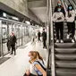 Orang-orang yang memakai masker menunggu di platform metro di Kopenhagen Sabtu (22/8/2020) dini hari. Pemerintah Denmark telah mewajibkan pemakaian masker di semua angkutan umum untuk mencegah penyebaran Covid-19 mulai Sabtu (22/8) ini.  (Olafur Steinar Rye Gestsson/Ritzau Scanpix via AP)