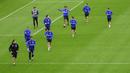 Pemain FC Schalke 04 saat sesi latihan, Rabu, (29/4/2020). Sejumlah klub liga Jerman kembali menggelar latihan jelang bergulirnya kembali Bundesliga. (AFP/INA Fassenbender)
