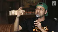 Aktor Raffi Ahmad saat peluncuran trailer dan poster film Kesempatan Keduda di Jakarta, Senin (10/9). Film Kesempatan Keduda dirilis oleh rumah produksi milik Raffi Ahmad, RA Pictures. (Liputan6.com/Herman Zakharia)