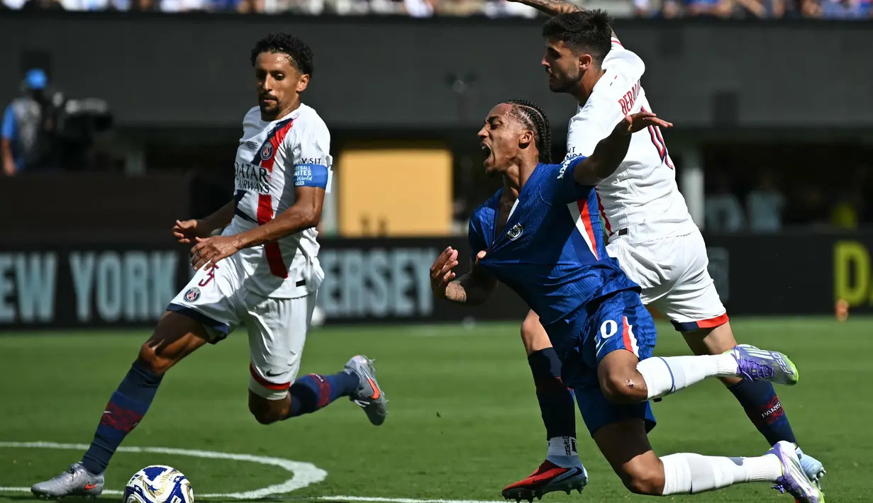 Laga final Piala Dunia Antarklub 2025 antara Chelsea kontra PSG berlangsung ketat dan sengit. (Paul ELLIS/AFP)