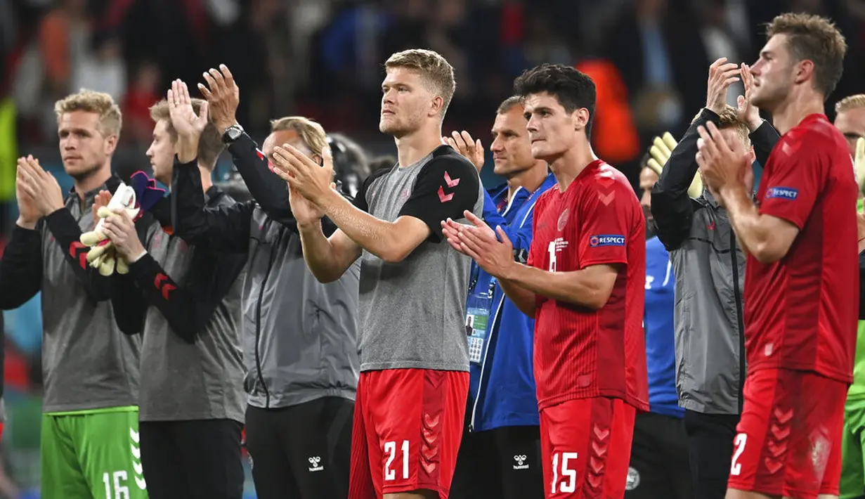 Para pemain Denmark memberikan tepuk tangan kepada para pendukung usai pertandingan melawan Inggris pada semifinal Euro 2020 di stadion Wembley di London, Kamis (8/7/2021). Inggris akan bertemu Italia di babak final. (Andy Rain/Pool via AP)