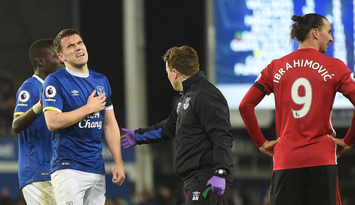 Pemain Everton, Seamus Coleman (2 kiri) terlihat kesakitan usai bertabrakan dengan Zlatan Ibrahimovic pada laga Premier League di Goodison Park, Liverpool, (04/12/2016). MU bermain imbang 1-1 lawan Everton. (AFP/Paul Ellis)