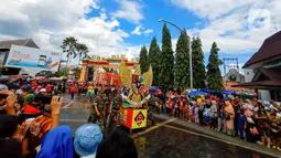 Sejumlah tentara membawa lambang Garuda saat karnaval  budaya Festival Grebeg Sudiro di kawasan Pasar Gede, Surakarta, Jawa Tengah, Minggu ( 19/1/2020). Grebeg Sudiro merupakan acara tahunan untuk menyambut Tahun Baru Imlek. (Liputan6.com/Gholib)