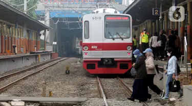 Suasana Stasiun Kereta KRL di Stasiun Karet Sudirman, Jakarta, Selasa (2/5/2023). PT Kereta Commuter Indonesia (KCI) terancam tidak dapat mengganti 10 unit rangkaian KRL Jabodetabek yang akan pensiun pada tahun 2023 dan 19 unit pada tahun 2024 dikarenakan Kementerian Perindustrian (Kemenperin) menolak usulan PT KCI untuk mengimpor rangkaian kereta bekas dari Jepang serta meminta perseroan membeli produk dalam negeri. (Liputan6.com/Johan Tallo)