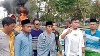 Massa membakar ban didepan kantor bupati menolak penundaan Pilkada Pamekasan. (Istimewa)