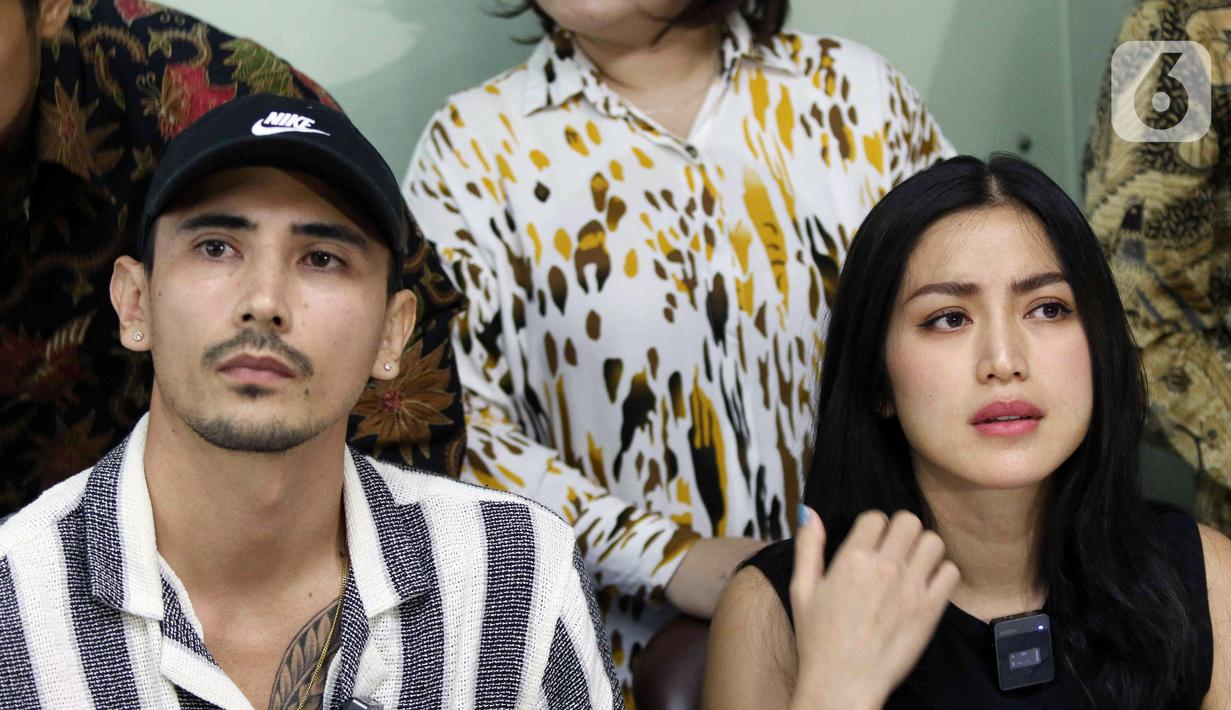 Aktris Jessica Iskandar (kanan) dan Vincent Verhaag saat konferensi pers terkait kasus penipuan dan penggelapan investasi mobil di kawasan Menteng, Jakarta, Kamis (14/7/2022). Pasangan Jessica Iskandar dan Vincent Verhaag menjadi korban penipuan atas kasus penyewaan mobil di Bali dengan pelaku Christoper Stefanus Budianto atau Steven dan mengalami kerugian sebesar hampir Rp 10 milliar dan 11 mobil mewah. (Liputan6.com/Herman Zakharia)