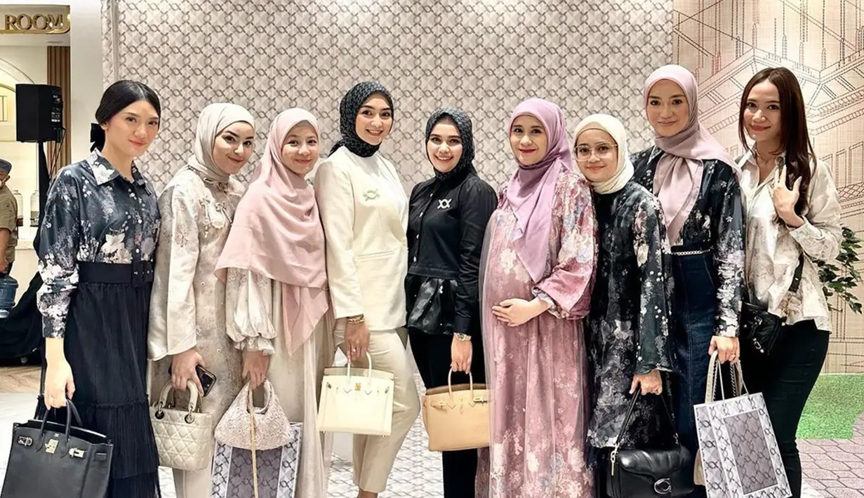 Tak hanya Citra Kirana dan Natasha Rizky, Ryana Dea hingga Anissa Aziza juga turut menghadiri acara fashion tersebut. Disebut sekumpulan wanita sholehah, foto kebersamaan ini juga tak lepas dari perhatian netizen. Natasha Rizky yang memang terjun ke dunia fashion memang sering menghadiri acara serupa, sementara Citra Kirana sering mempromosikan produk sang sahabat. (Liputan6.com/IG/natasharizkynew)
