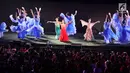 Sejumlah penari China menyemarakkan Upacara Penutupan Asian Games 2018 di Stadion Utama GBK, Jakarta, Minggu (2/9). Tarian terlihat seperti refleksi keindahan alam Kota Hangzhou sebagai tuan rumah Asian Games 2022 (Liputan6.com/Helmi Fithriansyah)