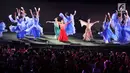 Sejumlah penari China menyemarakkan Upacara Penutupan Asian Games 2018 di Stadion Utama GBK, Jakarta, Minggu (2/9). Tarian terlihat seperti refleksi keindahan alam Kota Hangzhou sebagai tuan rumah Asian Games 2022 (Liputan6.com/Helmi Fithriansyah)