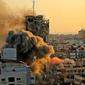 Asap tebal dan api naik dari menara Al-Sharouk saat runtuh setelah terkena serangan udara Israel, di Kota Gaza, pada 12 Mei 2021. QUSAY DAWUD | AFP