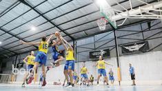 Para pebasket putri Merpati Bali saat berlatih di Futsal Hut, Asaba Arena, Jumat (20/1/2017). Latihan untuk memantapkan strategi mengikuti kompetisi "Merpati Bali Basketball Challenge" di Denpasar, Bali, 2-7 Februari 2017. (Bola.com/Nicklas Hanoatubun)