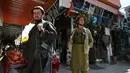 Pasukan Taliban tiba untuk berbelanja di Pasar Bush, Kabul, Afghanistan, Kamis (9/9/2021). Taliban menguasai Afghanistan setelah pasukan Amerika Serikat angkat kaki. (AAMIR QURESHI/AFP)