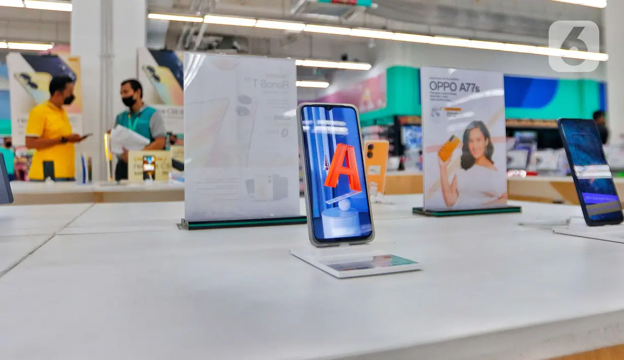 Sejumlah smartphone atau ponsel pintar dipajang di salah satu pusat perbelanjaan di kawasan Tangerang, Selasa (14/3/2023). Firma riset pasar International Data Corporation (IDC) memproyeksikan pasar smartphone atau ponsel pintar pada tahun ini masih akan stagnan, apabila terjadi kenaikan hanya berkisar satu persen. (Liputan6.com/Angga Yuniar)