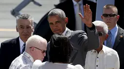 Presiden AS, Barack Obama menyapa awak media saat tiba di hanggar pribadi, Bandara Internasional Ninoy Aquino, Manila, Filipina (17/11). Obama akan mengadiri KTT kerjasama Ekonomi Asia-Pasifik (APEC) pada Sabtu (20/11). (REUTERS/Erik De Castro)