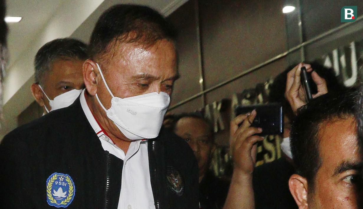 Ketua Umum PSSI Mochamad Iriawan memenuhi panggilan Komisi Nasional Hak Asasi Manusia (Komnas HAM) untuk menjalani pemeriksaan terkait Tragedi Kanjuruhan di Kantor Komnas HAM, Menteng, Jakarta Pusat, Kamis (13/10/2022) sore WIB. (Bola.com/M Iqbal Ichsan)