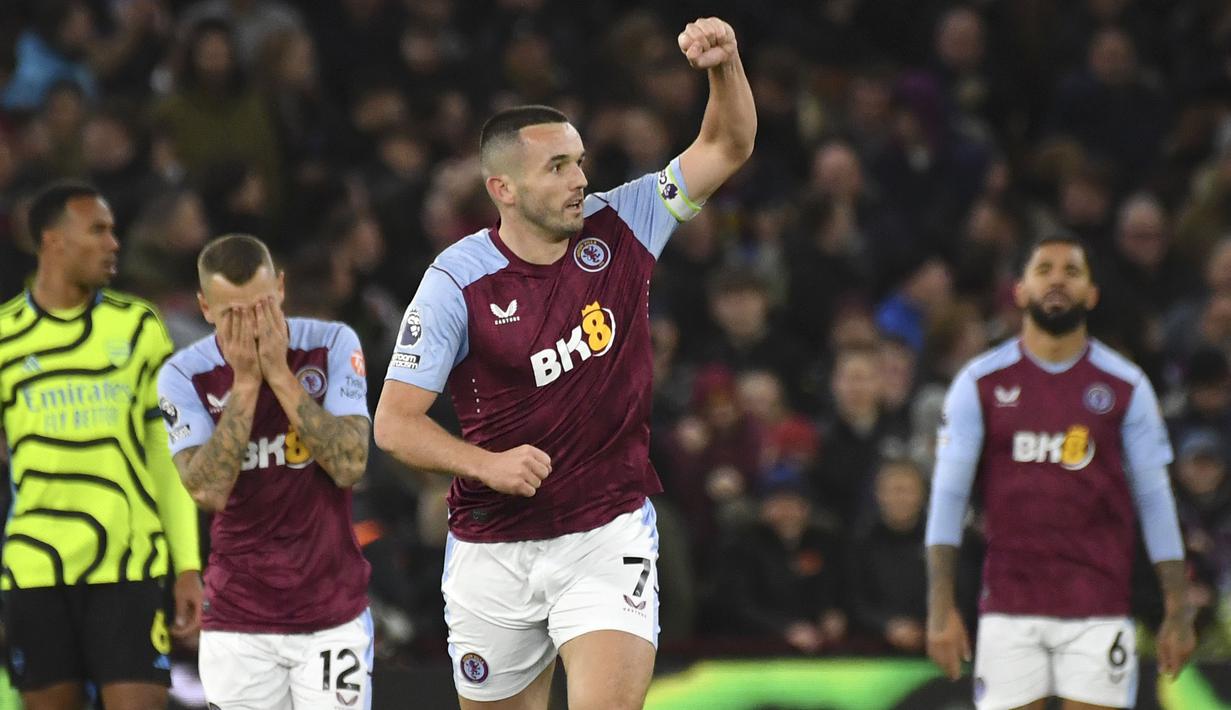 Selebrasi gelandang Aston Villa, John McGinn setelah mencetak gol ke gawang Arsenal pada laga pekan ke-16 Liga Inggris 2023/2024 di Villa Park, Birmingham, Minggu (10/12/2023) dini hari WIB. (AP Photo/Rui Vieira)