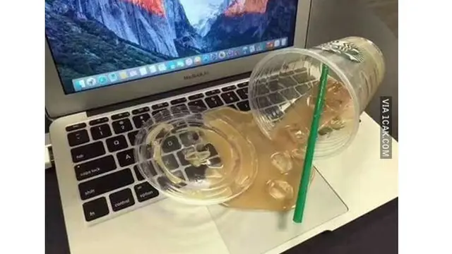 6 Momen Apes Laptop Ketumpahan Makanan Ini Bikin Nyesek