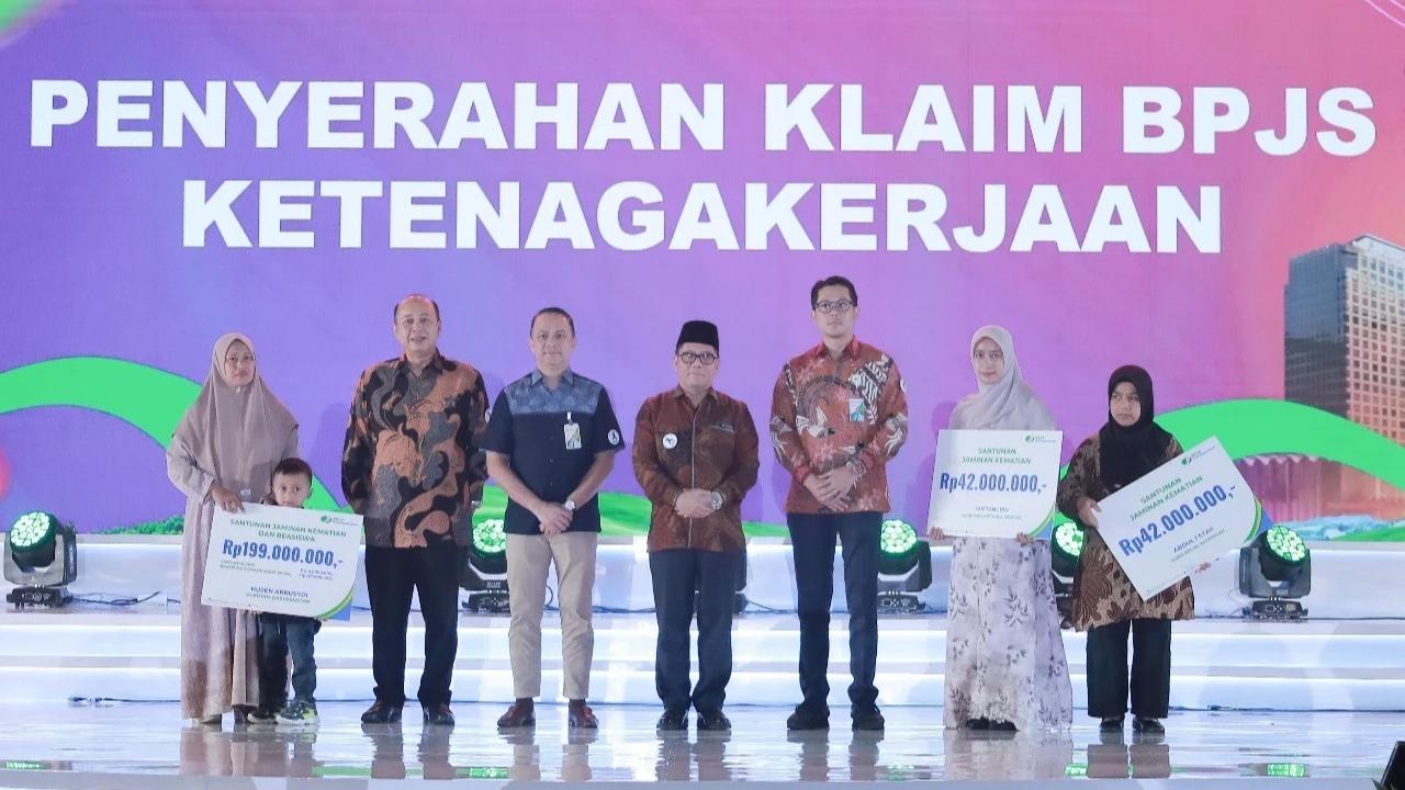 Penyerahan santunan kematian dan beasiswa kepada 3 ahli waris dari guru madrasah