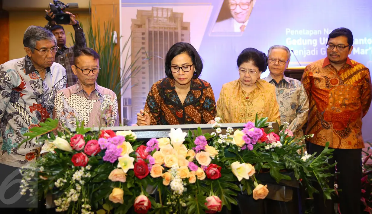 Menkeu Sri Mulyani Indrawati menandatangani prasasti dalam acara penetapan nama Gedung Utama Kantor Pusat Direktorat Jenderal Pajak (DJP) di Jakarta, Kamis (19/1). (Liputan6.com/Immanuel Antonius)