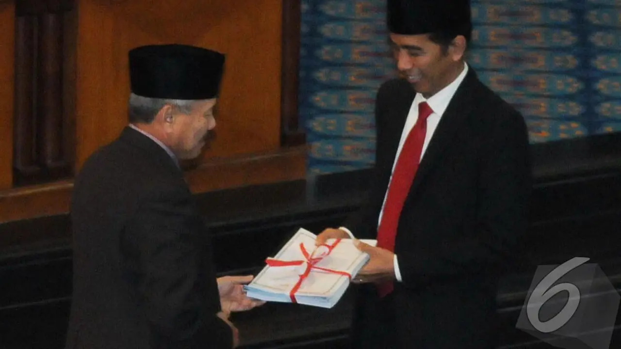 Jokowi Tampil Necis Saat Hadiri Rapat DPRD