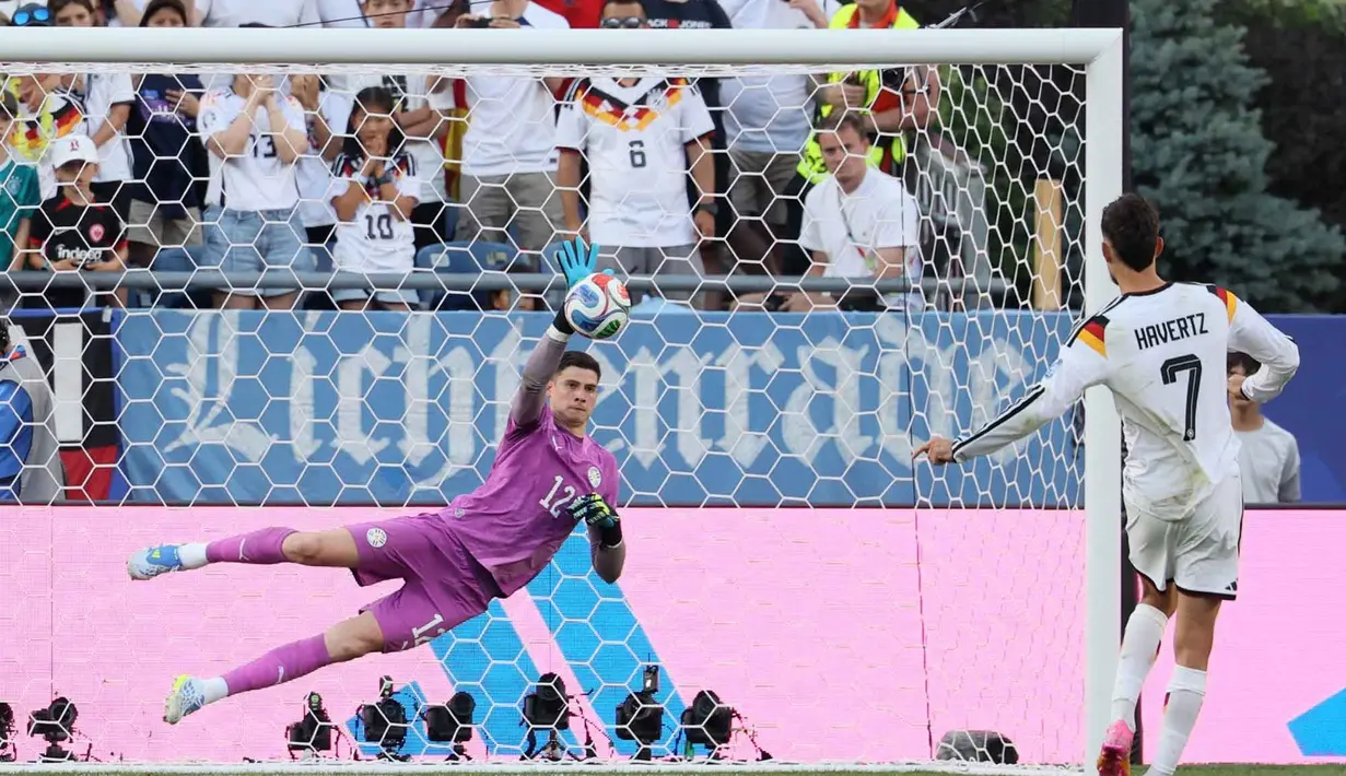 Pemain Paraguay Mauricio menyundul bola melewati pemain Jerman Joshua Kimmich selama pertandingan sepak bola babak 32 besar Piala Dunia 2026 antara Jerman dan Paraguay di Stadion Boston di Foxborough, AS, Senin (29/06/2026). AFP/ Jewel Samad