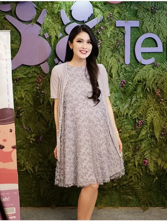Bintang film Langit Ke-7 itu mengaku bahwa selama hamil, ia telah membuat delapan bisnis baru. Seperti kue, sepatu, tas hingga baju. Dan tidak lama lagi akan mengeluarkan produk kosmetik. (Instagram/sandradewi88)