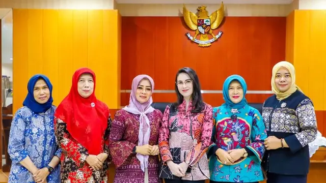 Inspirasi Outfit Ibu Pejabat ala Arumi Bachsin