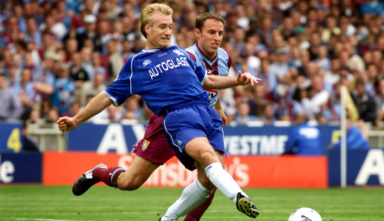 Usai bersama Juventus, Deschamps bergabung dengan klub Premier League, Chelsea pada 1999. Bermain selama semusim, Deschamps turut membawa The Blues meraih trofi FA Cup 1999-2000. (AFP/Adrian Dennis)