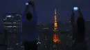 Pengunjung berfoto dari dek observasi Shibuya Sky di Tokyo, Sabtu (9/10/2021). seminggu setelah Jepang sepenuhnya keluar dari keadaan darurat virus corona untuk pertama kalinya dalam lebih dari enam bulan. (AP Photo / Kiichiro Sato)